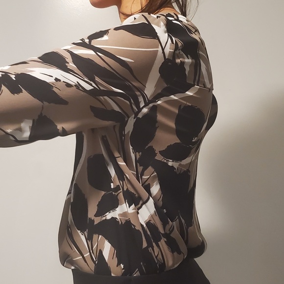 The same blouse over and over - Picture 2 of 7